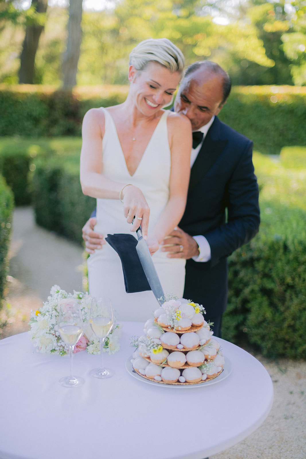 the bride cut the cake